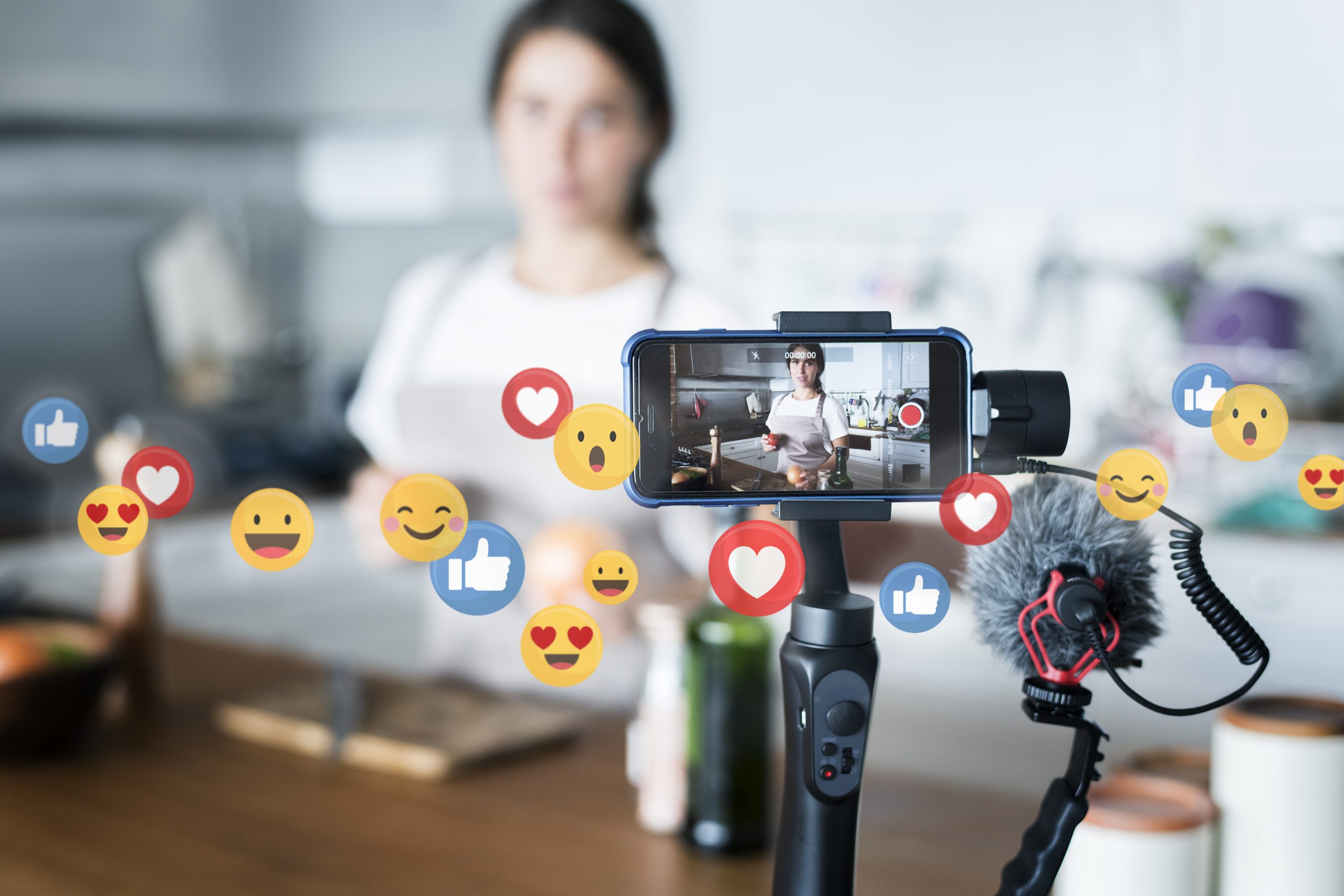 Produktion eines vertikalen Social-Media-Videos mit Smartphone und Gimbal