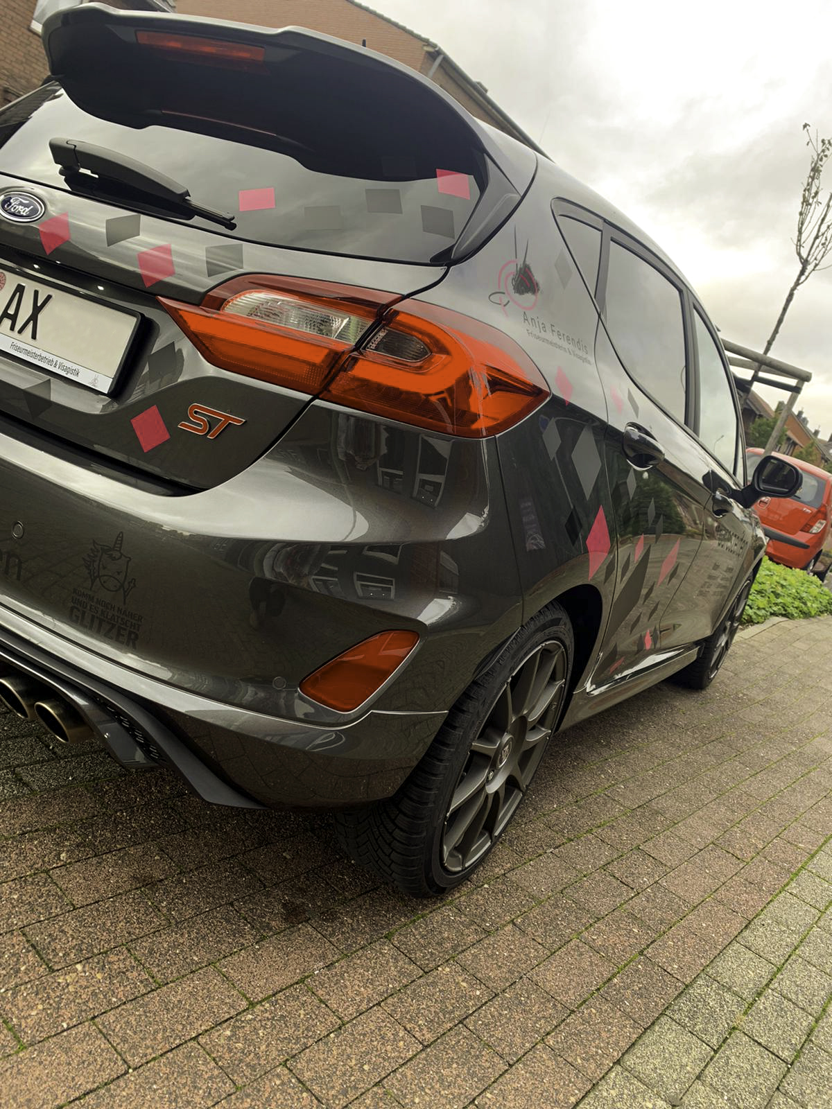 Teilfolierung eines grauen Ford mit grafischen Akzenten
