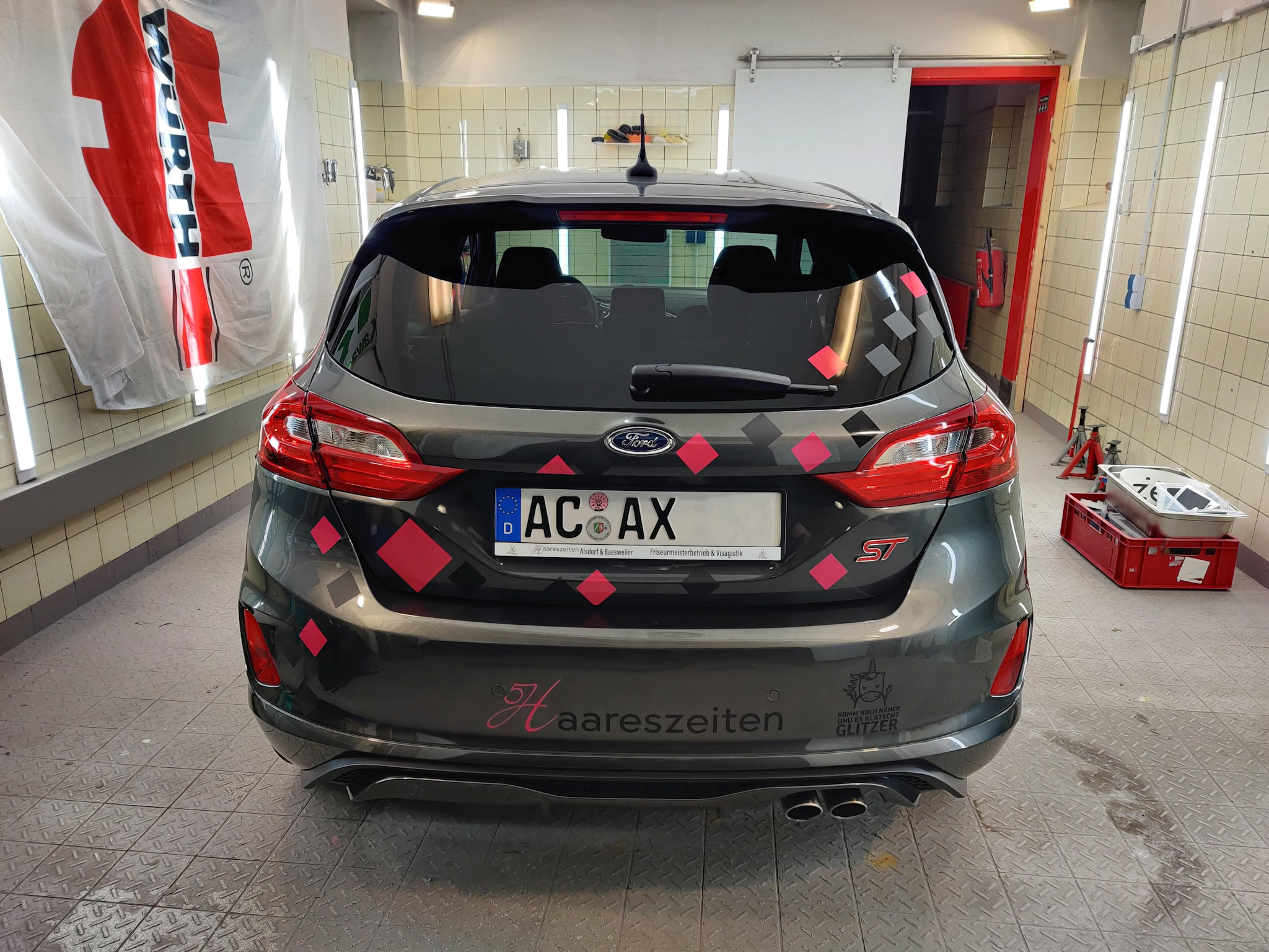 Heckansicht eines teilfolierten Ford