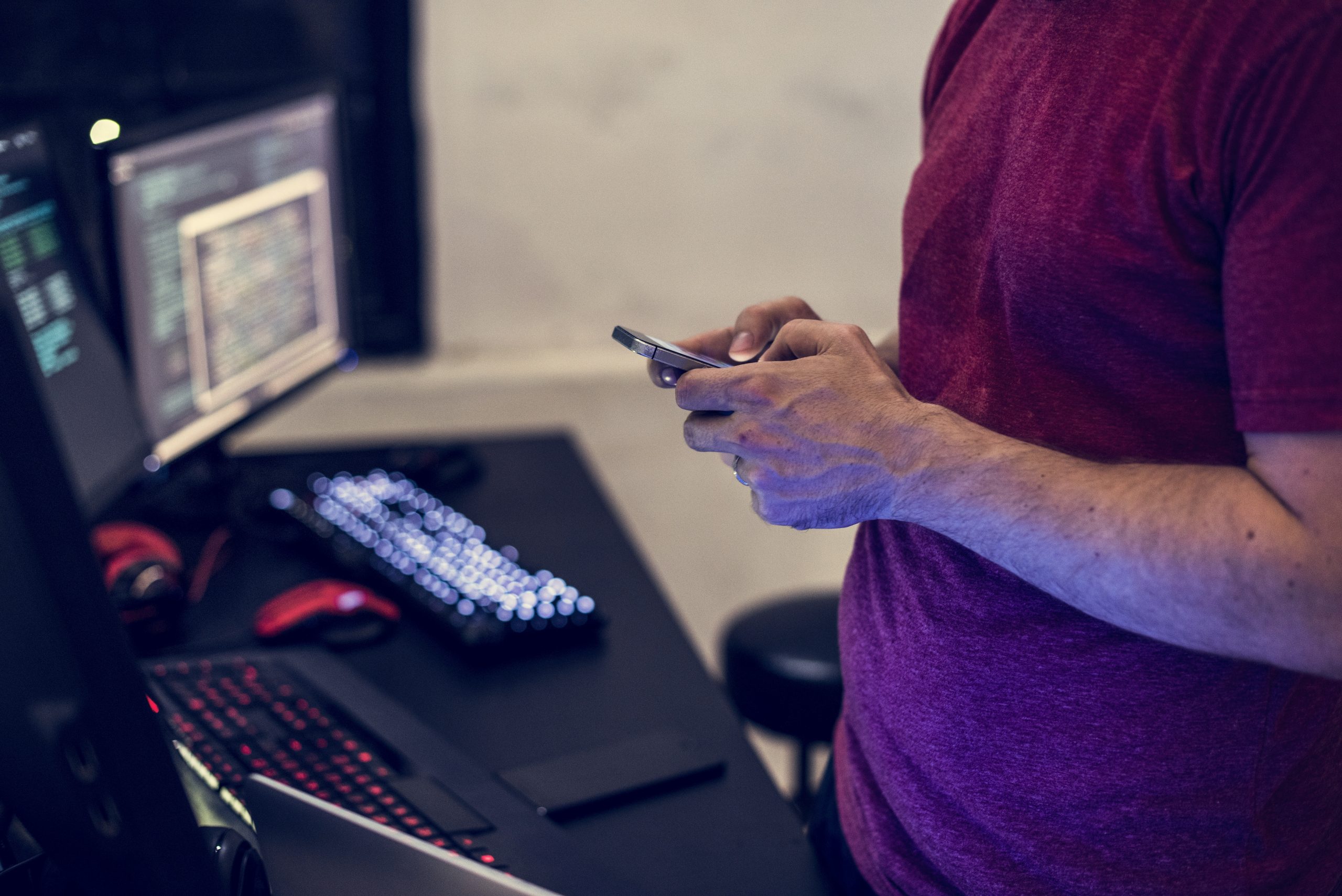 Digitale Arbeit an Computer und Smartphone bei Köhler Design