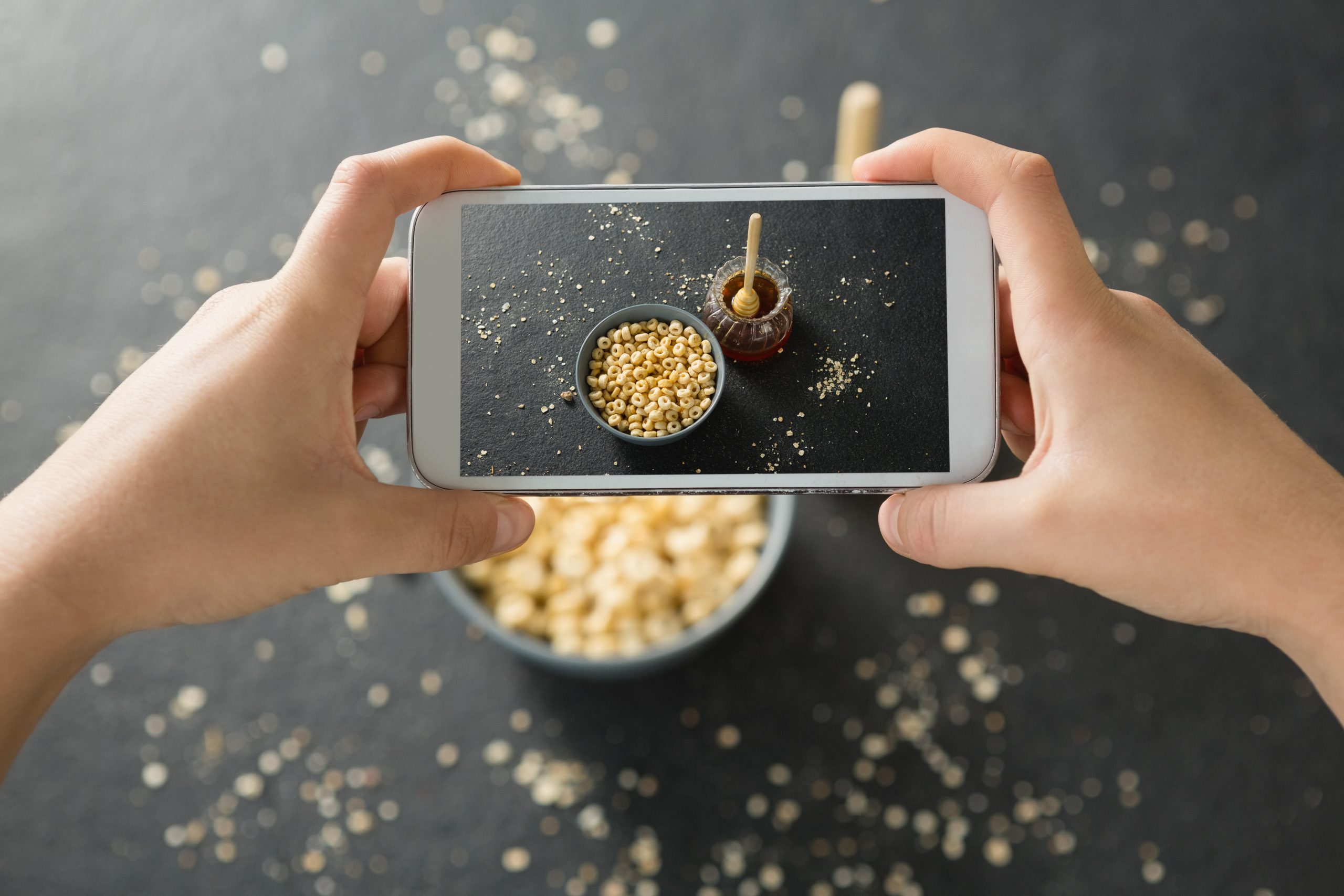 Food-Content wird mit einem Smartphone aufgenommen
