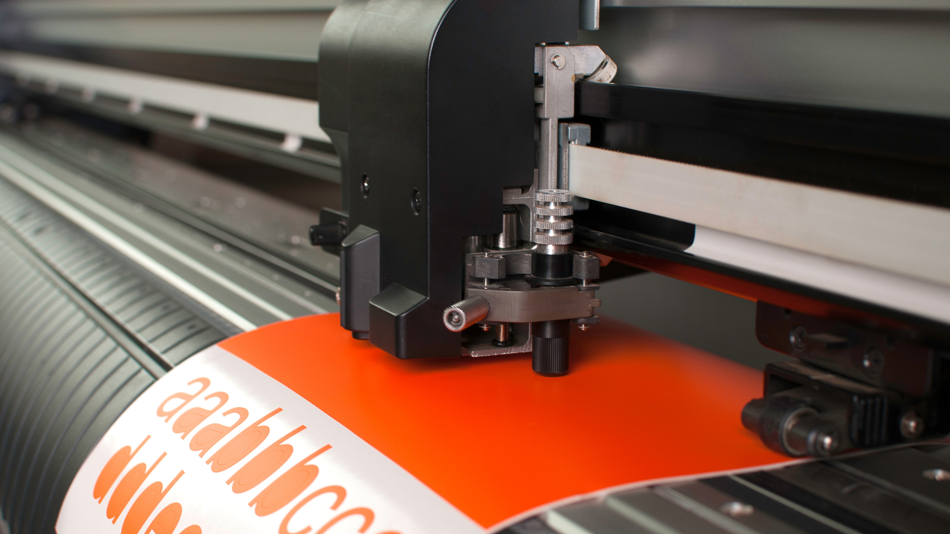 Folienplotter bei der Produktion einer Fahrzeugbeschriftung