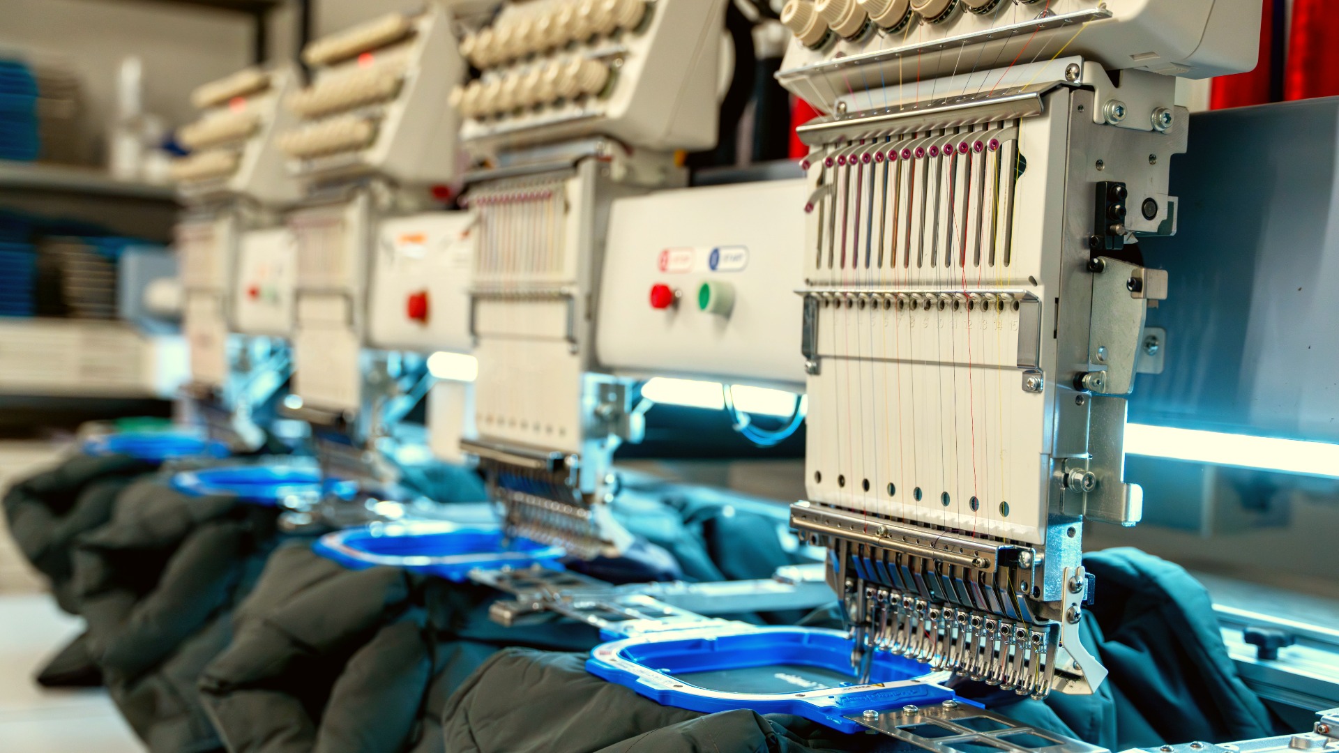 Textilveredelung Eschweiler – professioneller Stickmaschinenpark von Köhler Design