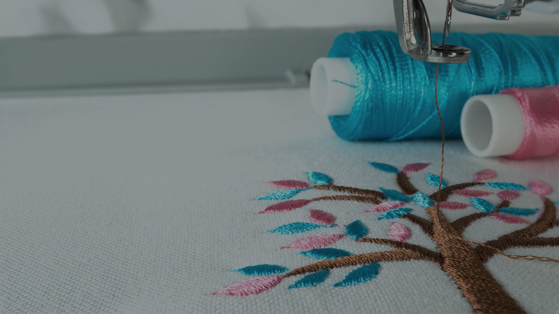 Textilveredelung Eschweiler – hochwertige Bestickung eines Baummotivs