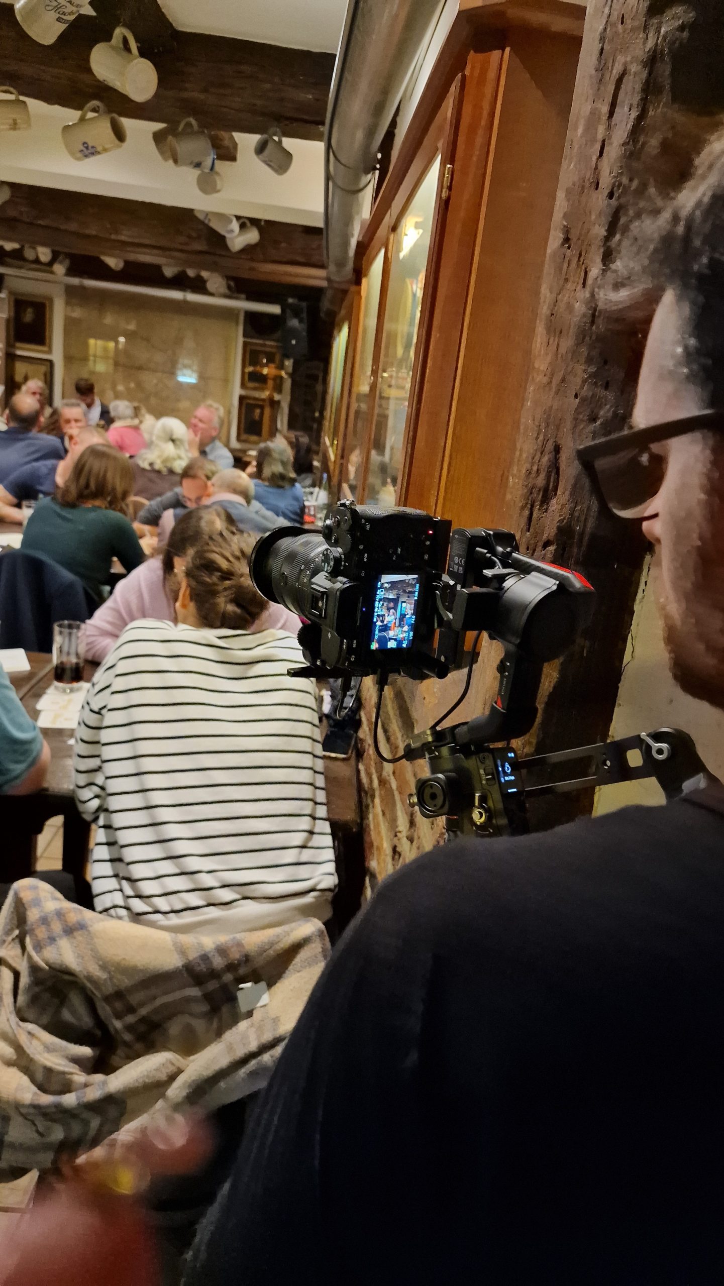 Köhler Design bei einer Videoaufnahme mit Kamera und Gimbal in einem Restaurant
